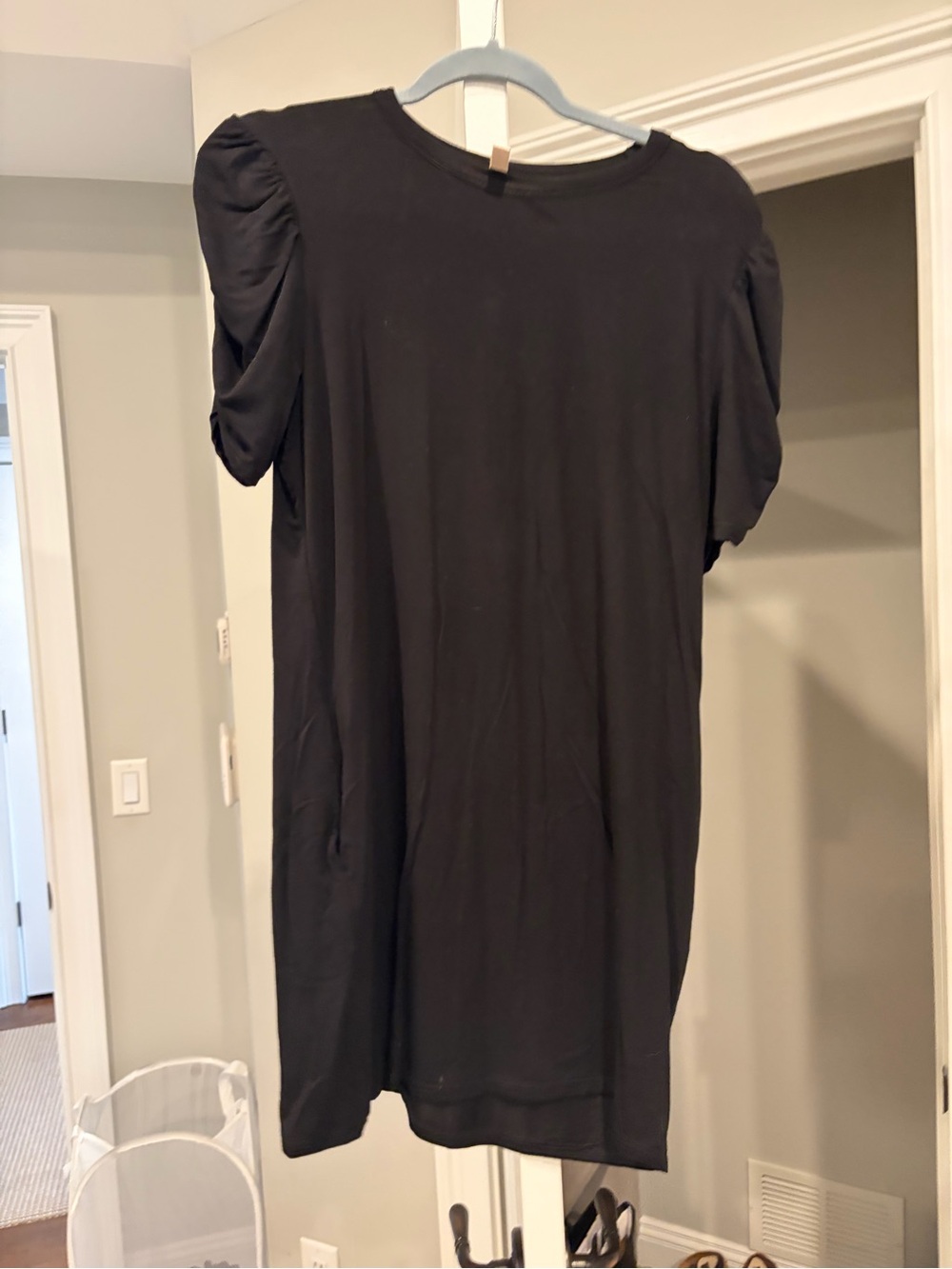 Black Puff-Sleeve dress - Casual Crewneck